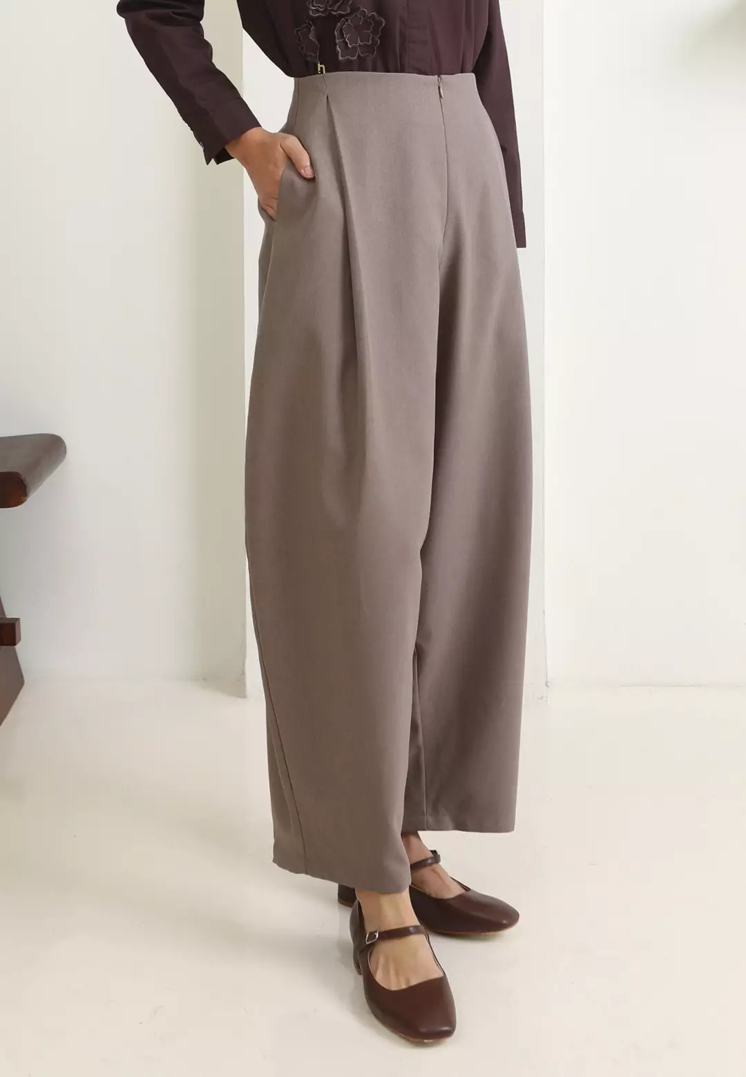 HijabChic Liora Pants Mocca - Celana Panjang Formal Highwaist Barrel Basic Wool Premium Resleting Depan