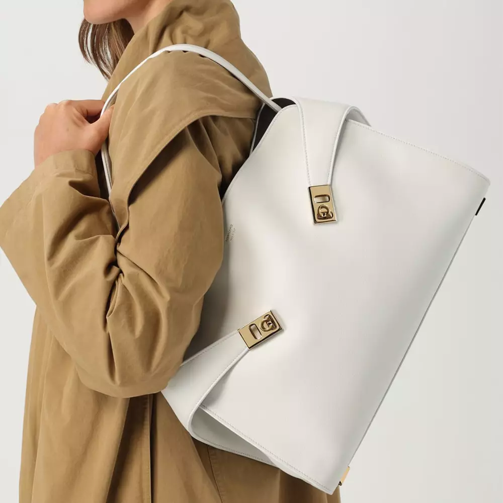 Medium Hug Shoulder Bag Calfskin Optic White
