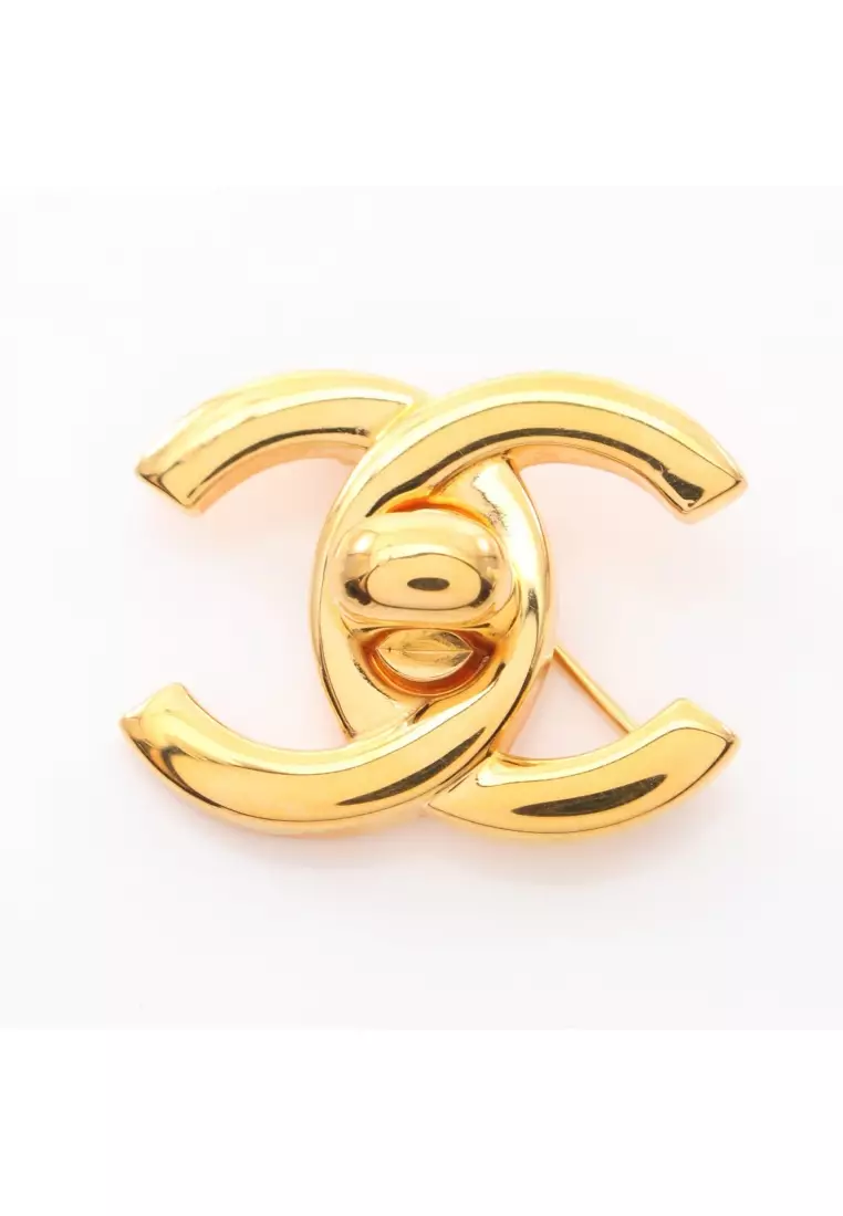 Chanel hot sale turnlock brooch