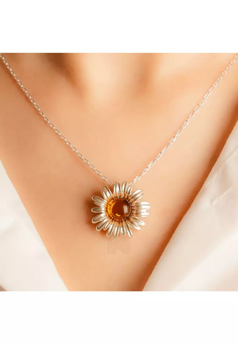 Multifaceted Baltic Amber Daisy Silver Pendant with 925 Sterling Silver
