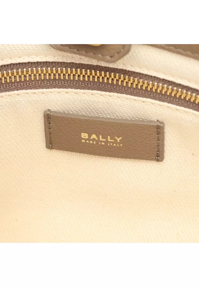 Pre-Loved BALLY TRAPEZE SOFT one shoulder bag leather Gray beige