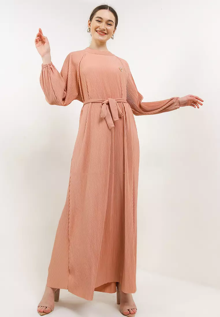 Self Tie Clover Pin Detail Pleated Long Dress