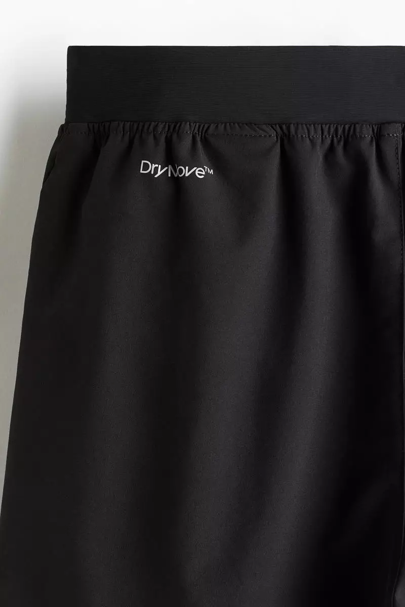 Mid-length sports shorts with DryMove™