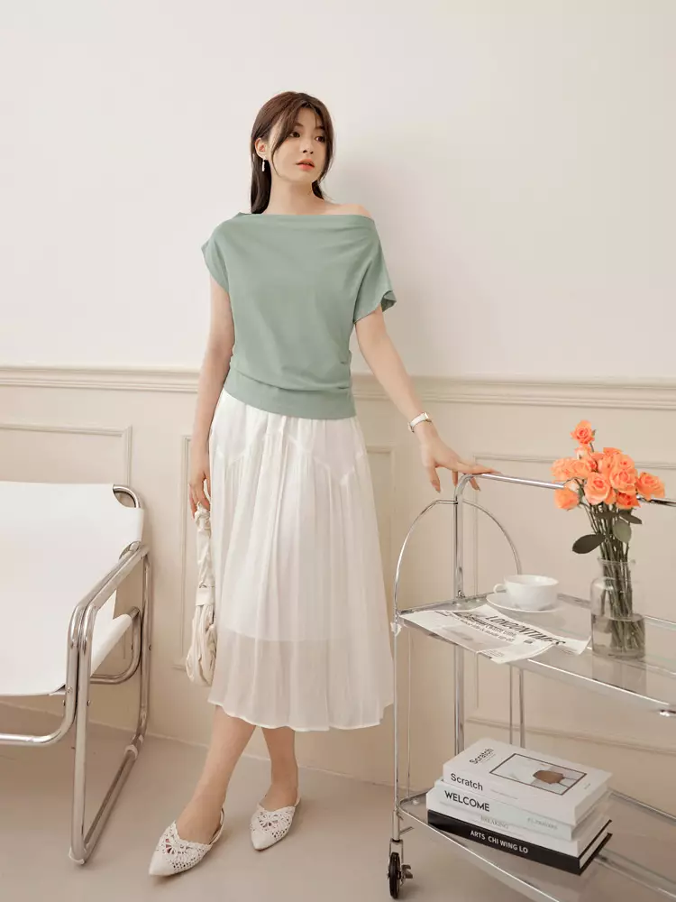 素色斜肩一字領褶皺收腰短版上衣《AB19561》