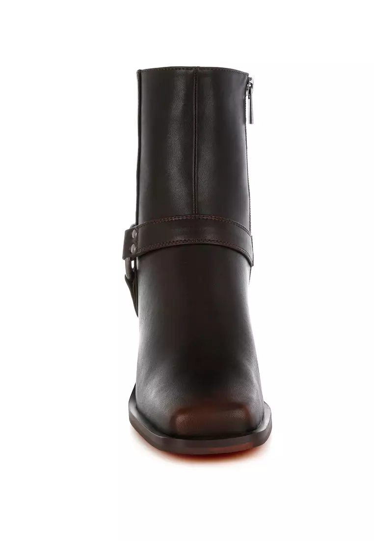Sepatu bot dengan detail tali pengaman yang tinggi berwarna coklat