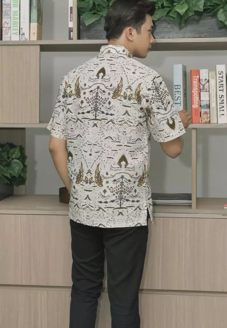 kemeja batik pria lengan pendek motif tirta white