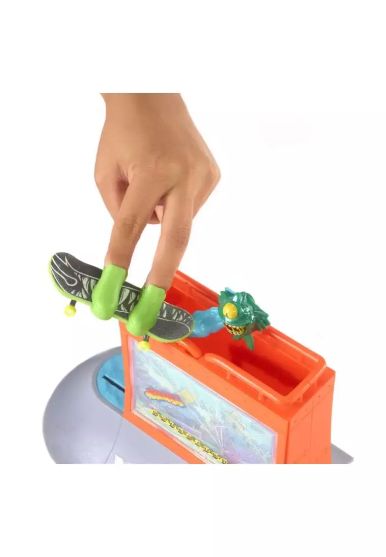 Hot Wheels Skate Aquarium Skatepark With 1 Fingerboard & Skate Shoes Playset