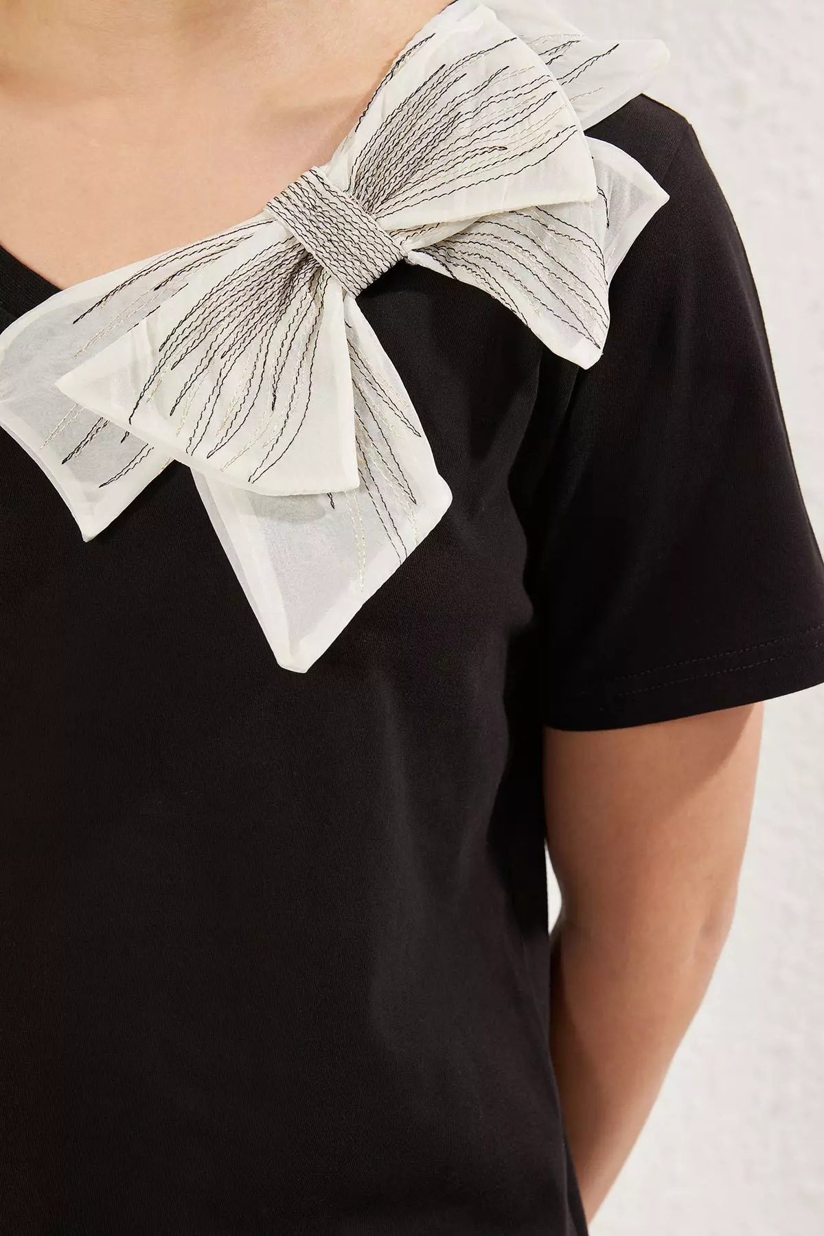 Black Bow Accessory Detail Oversize/Wide Pattern Knitted T-Shirt Twoss25Ts00044