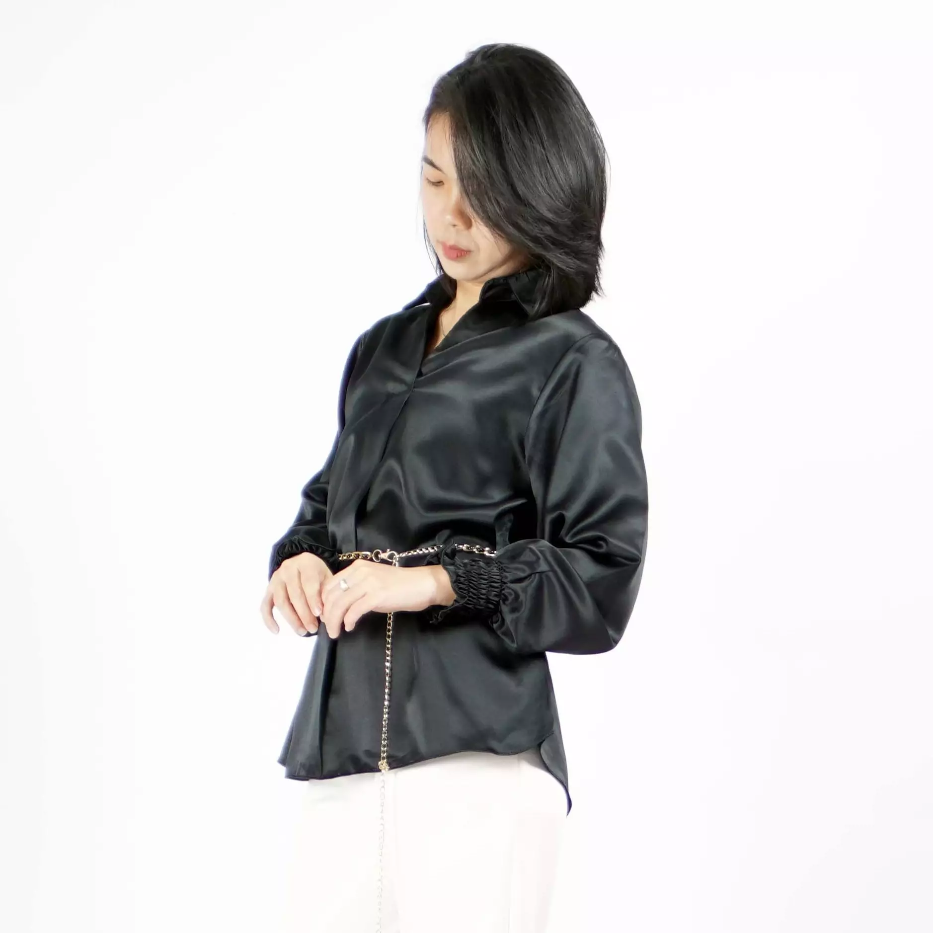  SAFIRE Top Satin Blouse Satin Gaya Korea Blus Elegan Krah V - Hitam