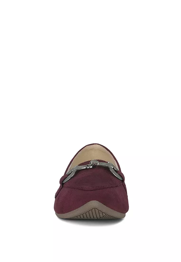 Sepatu Loafer Fleksibel Detail Horsebit dalam warna Burgundy
