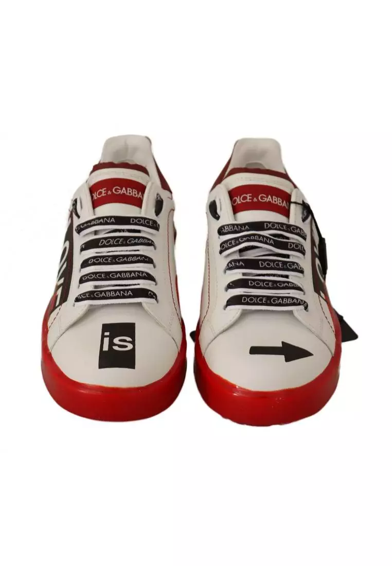 Red white sales tennis shoes
