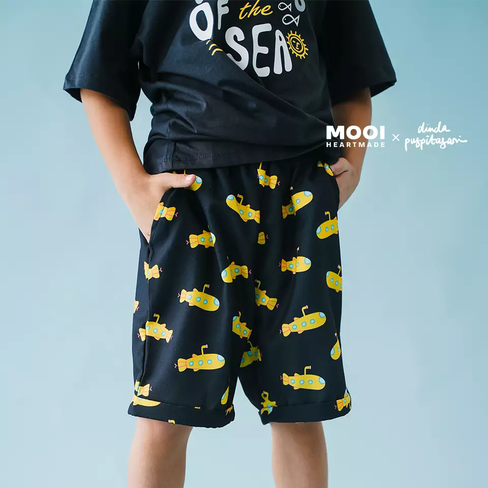 Mooi X Dinda Puspitasari Setelan Anak Kio Graphic Tee Set - Dark Grey