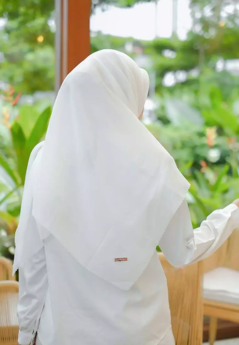 Hijab Segi 4 Bella Basic Lasercut White