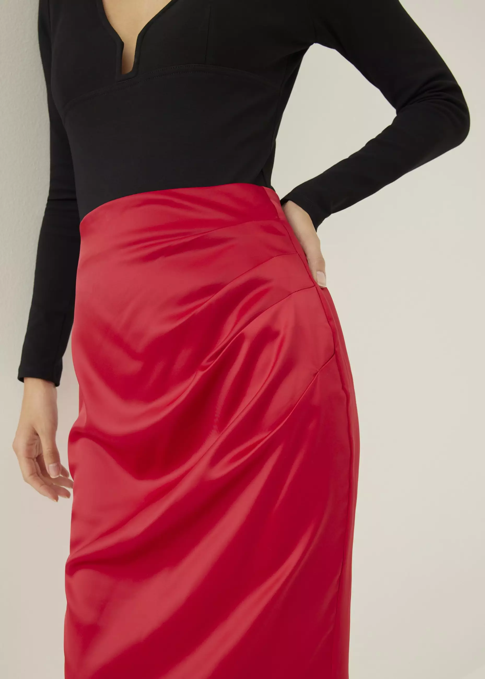 Rok Wanita - Ninda Satin Pleated Column Midi Skirt