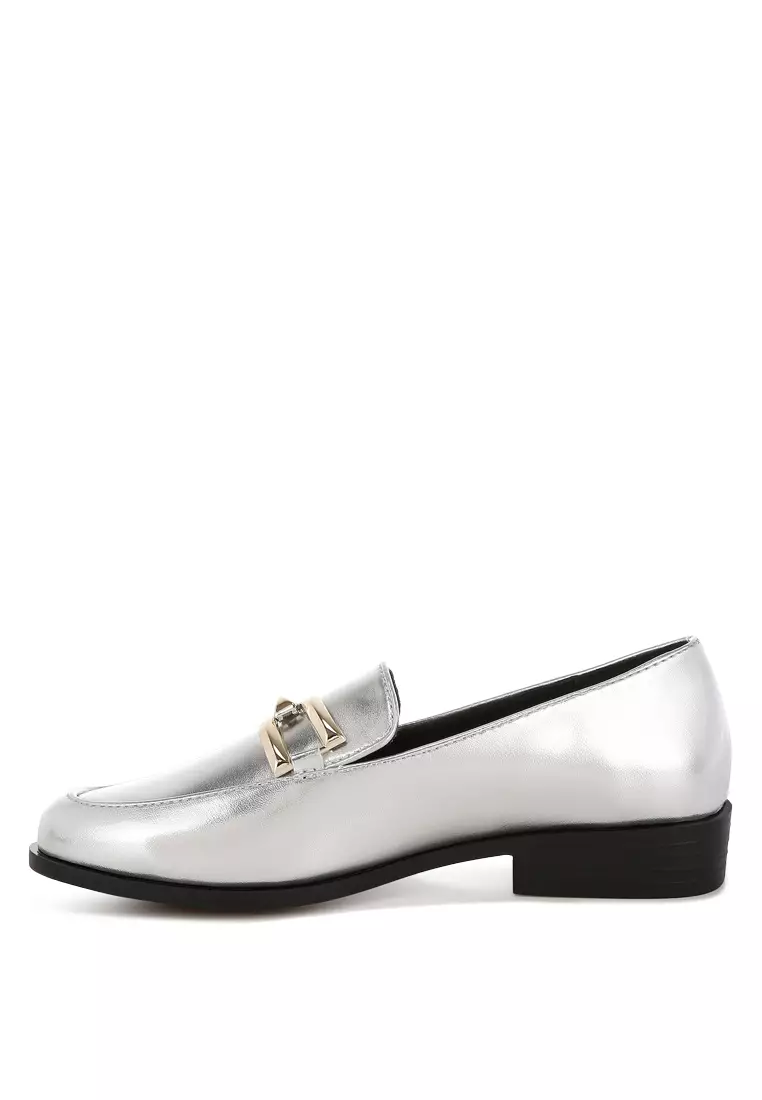 Sepatu Loafer Metalik Berdetail Horsebit dalam Warna Perak