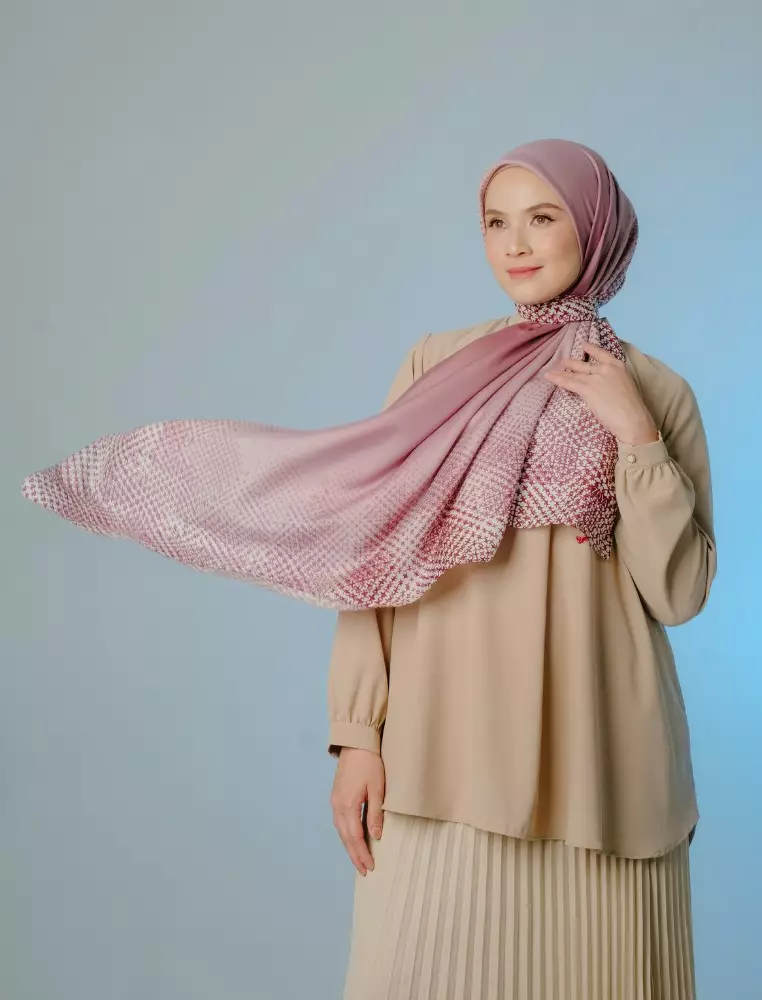 AUZORA Scarf Maroon - Kerudung Hijab Segiempat Motif With Pouch Ziplock - Bahan Poly Fine - Ukuran 110x110