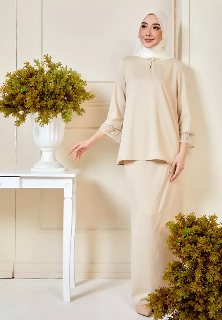 SEROJA Luxe Lace Sulam Baju Kurung Kedah Kipas Belakang in Champagne Gold