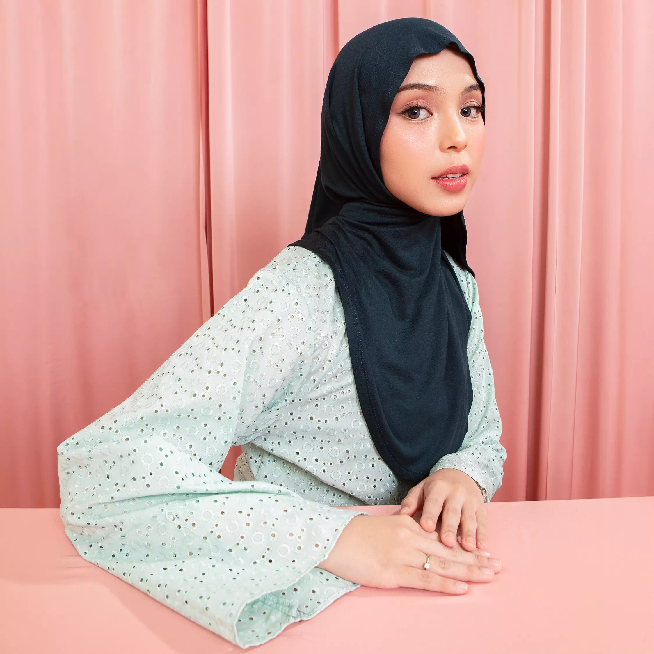 Heidy Oval Shawl in Teal (Lozy x Heidy)