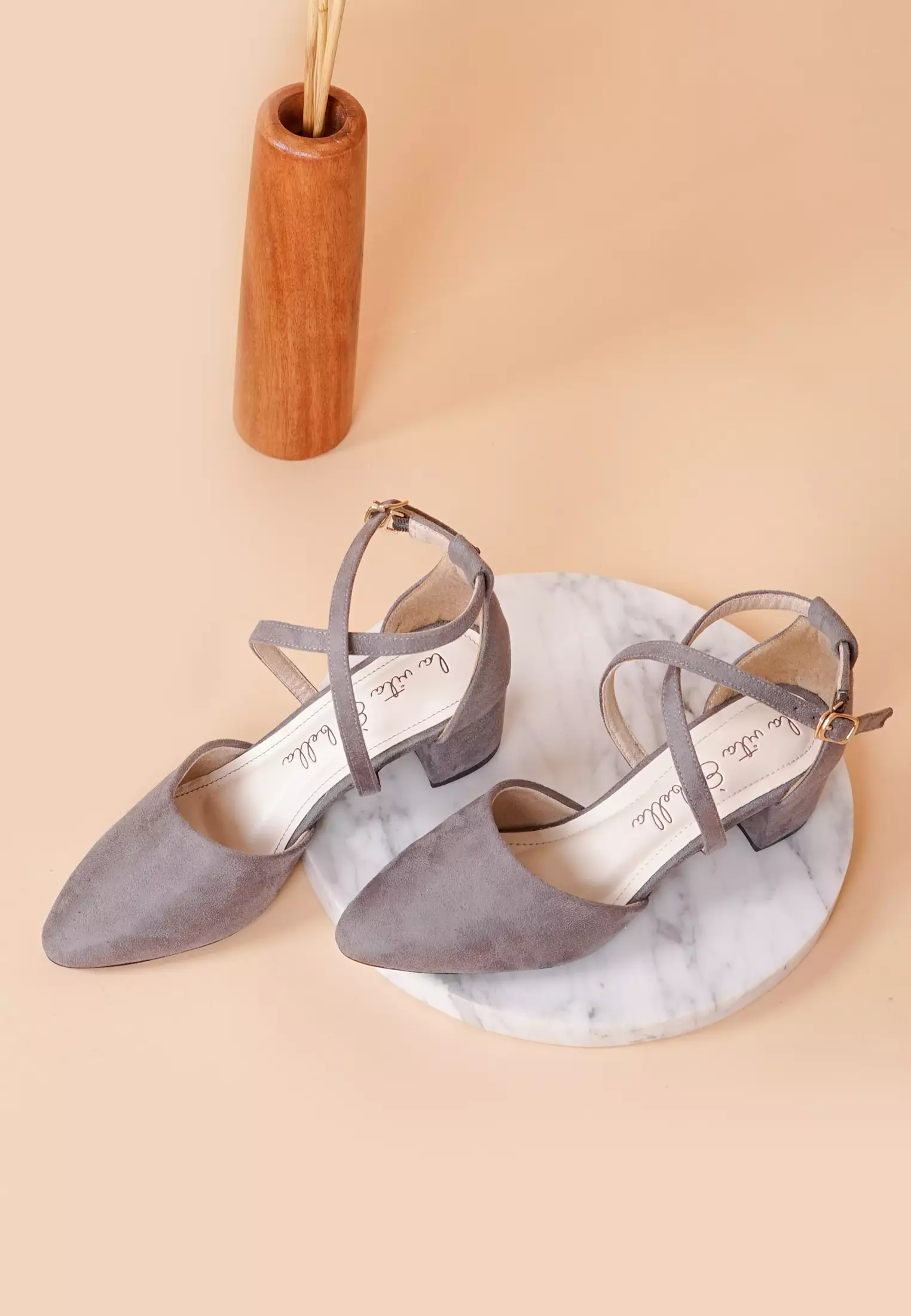Blanche Pointed Toe Cross Sepatu Block Heels
