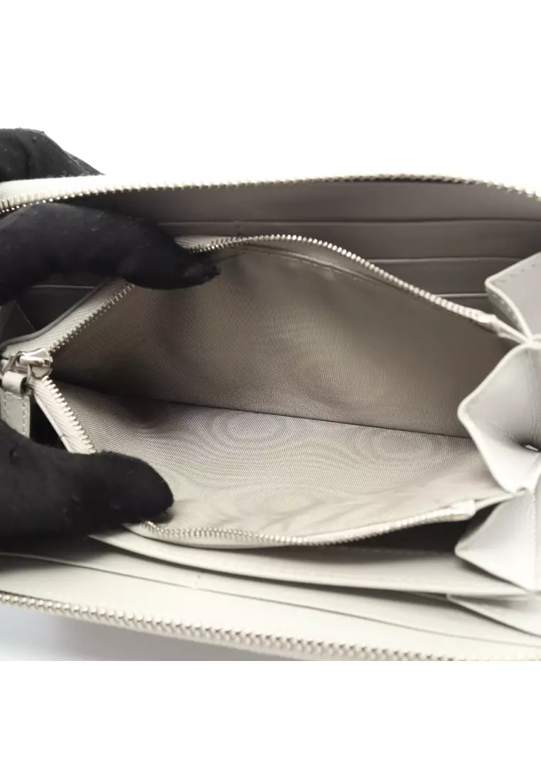 Pre-Loved Gucci gucci Imprint round zipper long wallet leather Light gray Japan limited