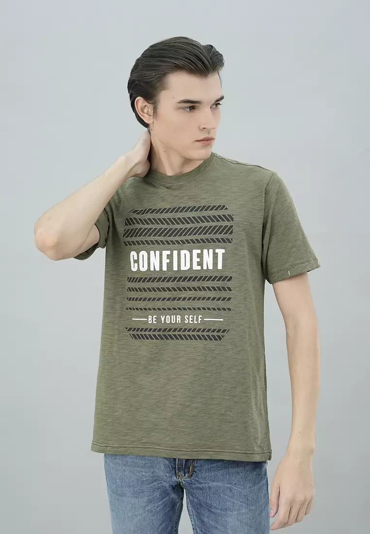 Johnwin - Kaos Casual Pria Sablon - Warna Hijau Army - ATS.622.M443.01.C-S/S