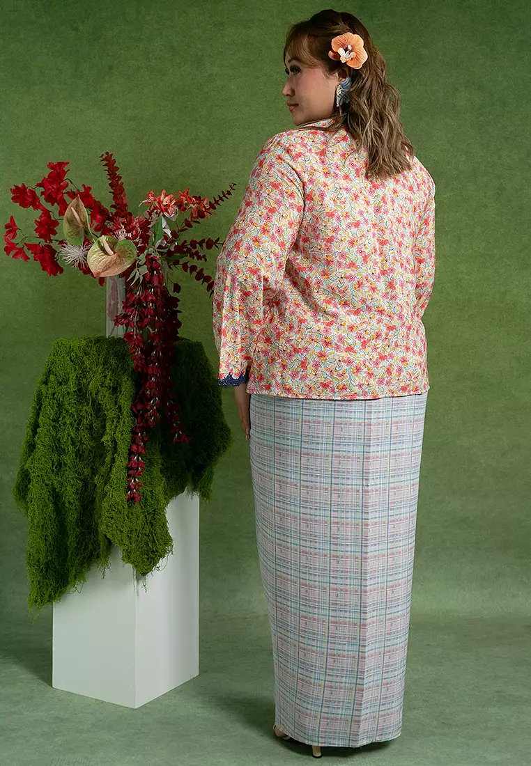 Eryna Plus size Kebaya with Pareo Skirt Set