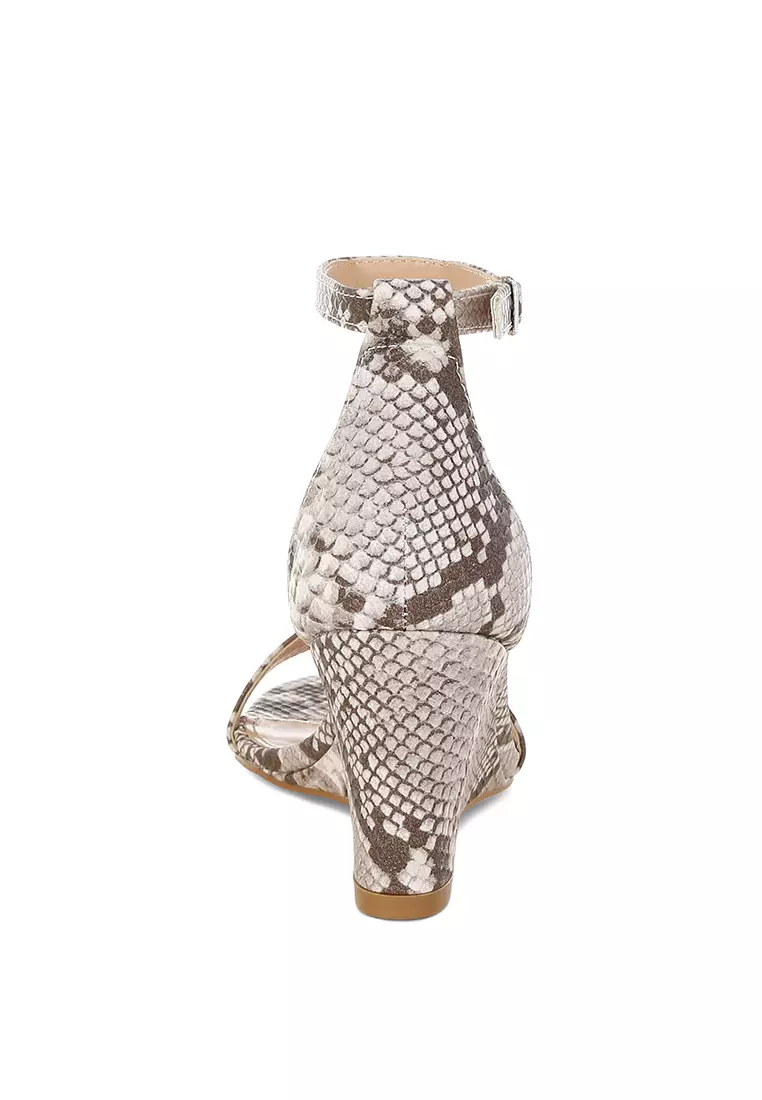 Sandal wedges ramping motif ular