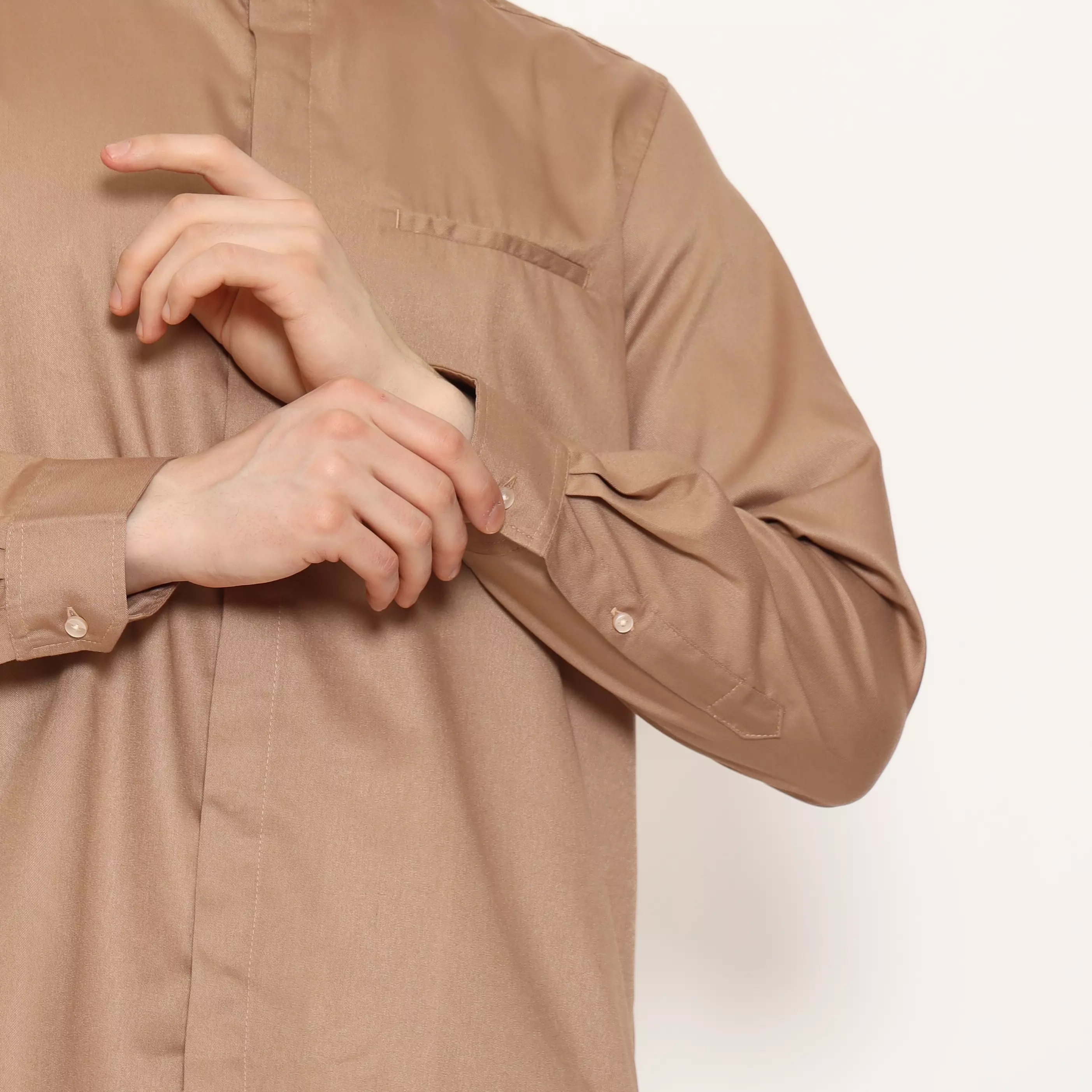 SCHOELLER VIREO-L Baju Koko Pria Lengan Panjang Regular Fit Tekstur Halus Warna Light Brown