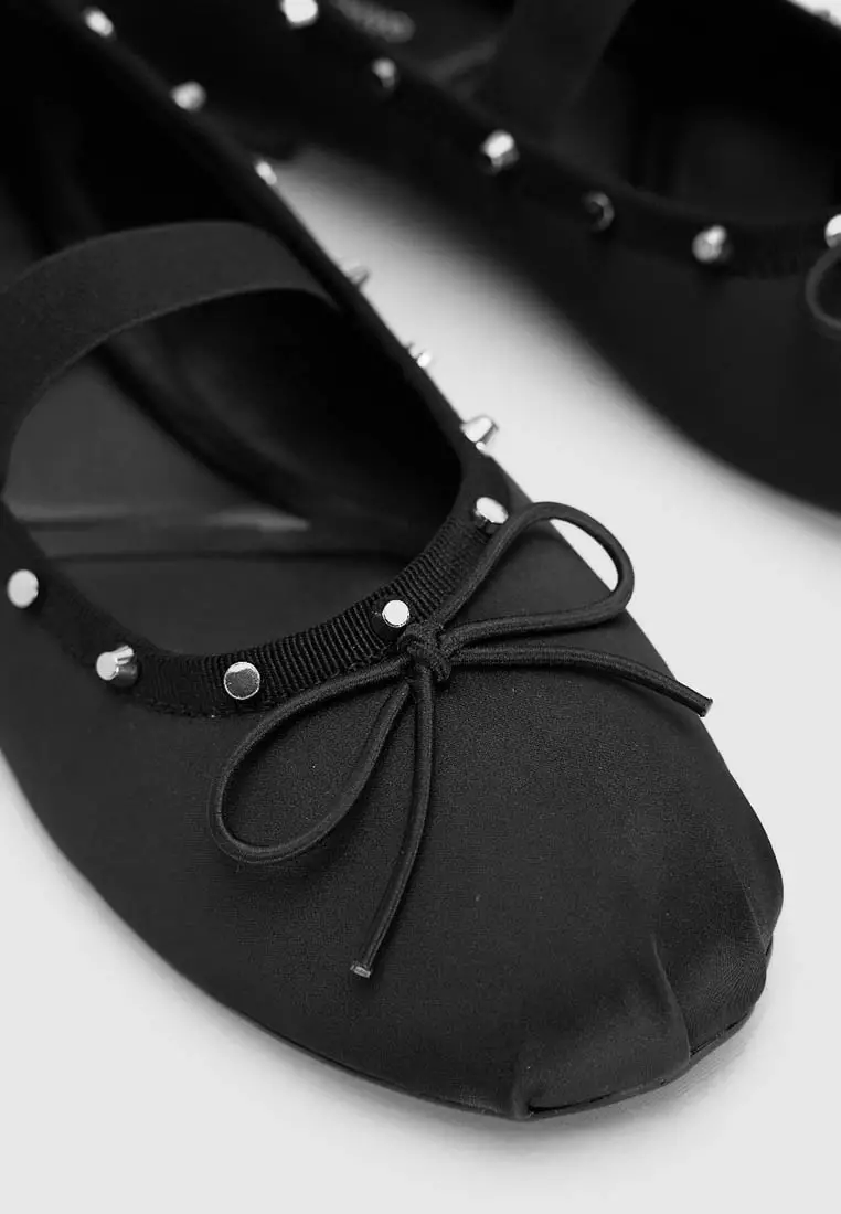 Studded Décor Round Toe Pumps