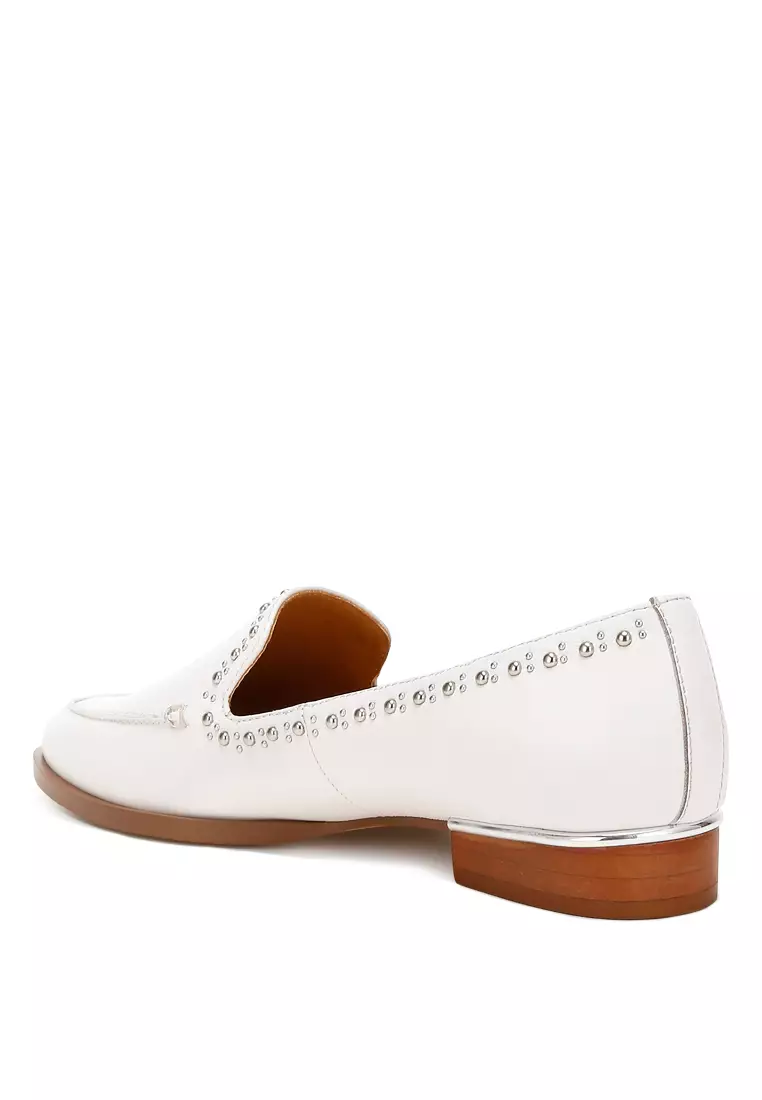 Sepatu Kulit Berhiaskan Kancing dalam Warna Off White