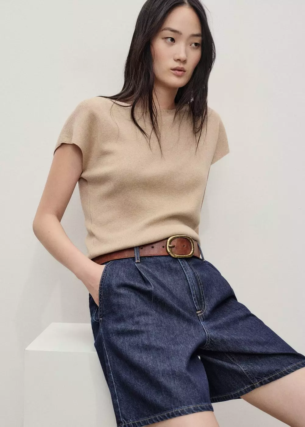 Celana pendek denim pinggang sedang dengan lipit