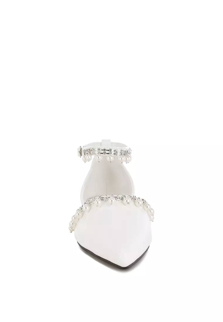 Sandal datar bertali pergelangan kaki dengan berlian imitasi dan mutiara putih