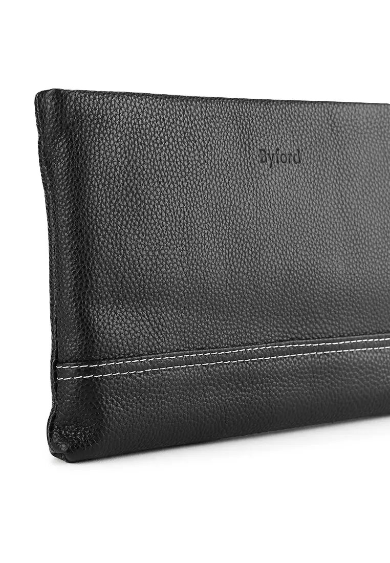 Clutch Dengan Warna Monokrom Dengan Siluet Sleek Minimalist