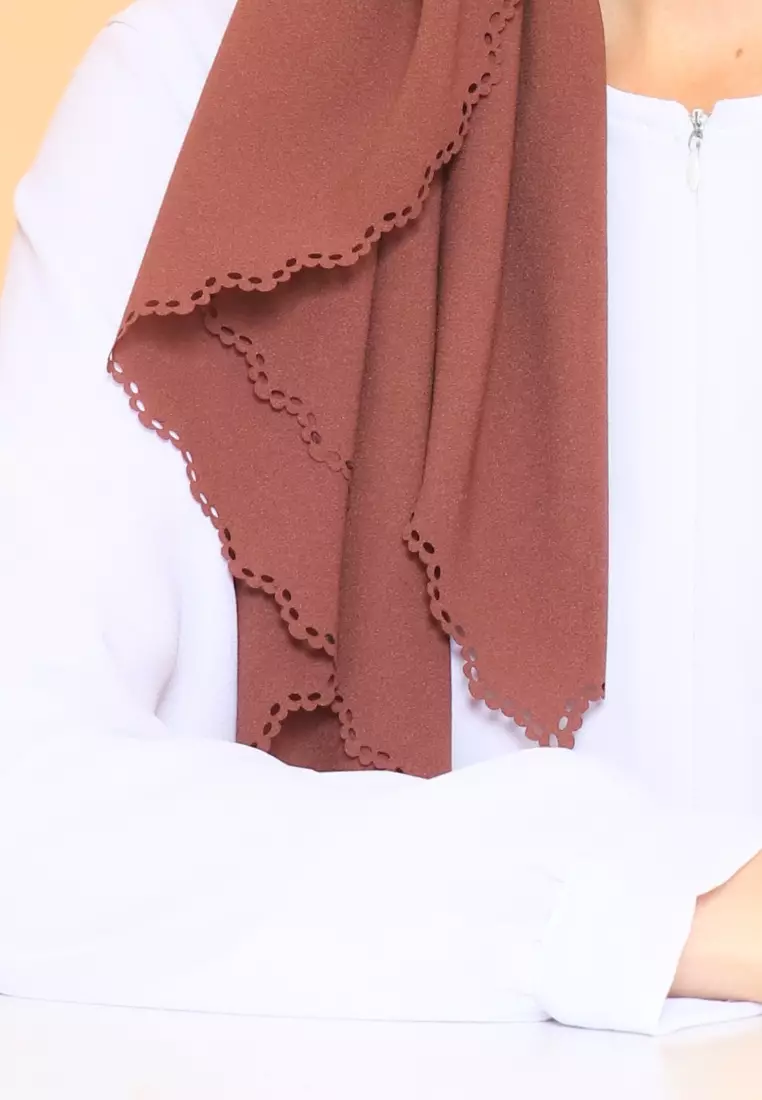 Hijab Segi Empat Lasercut Curly Brown