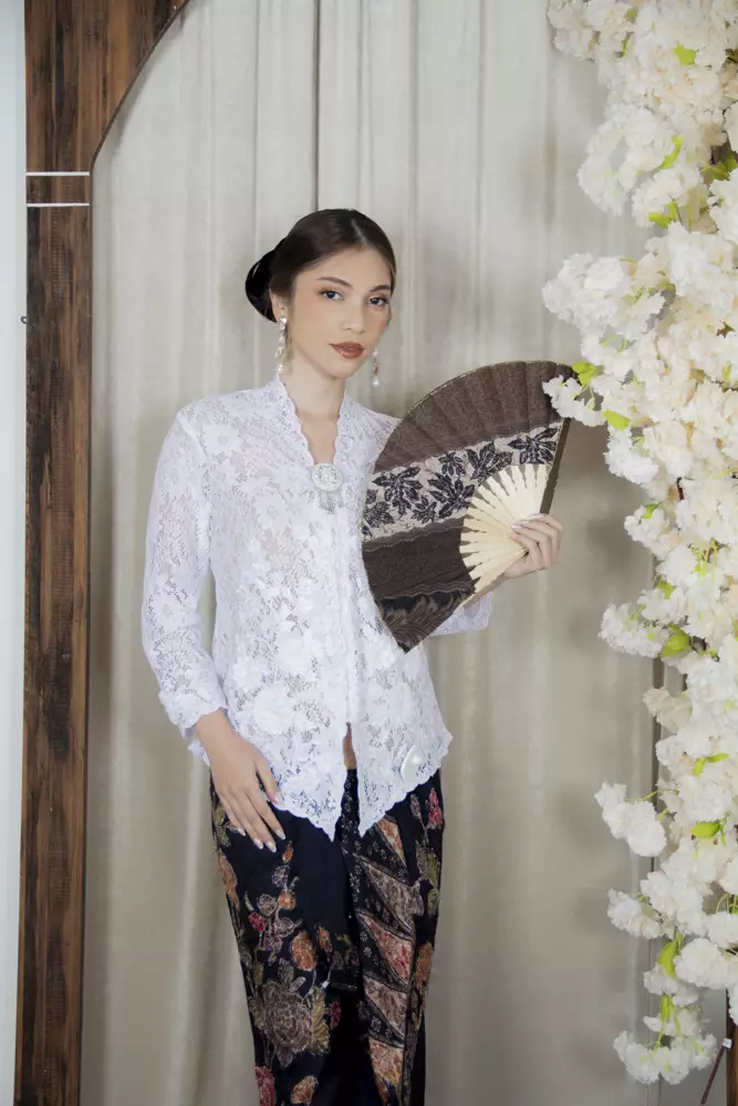 Kebaya Brokat Roses 3 Dimensi All White Color