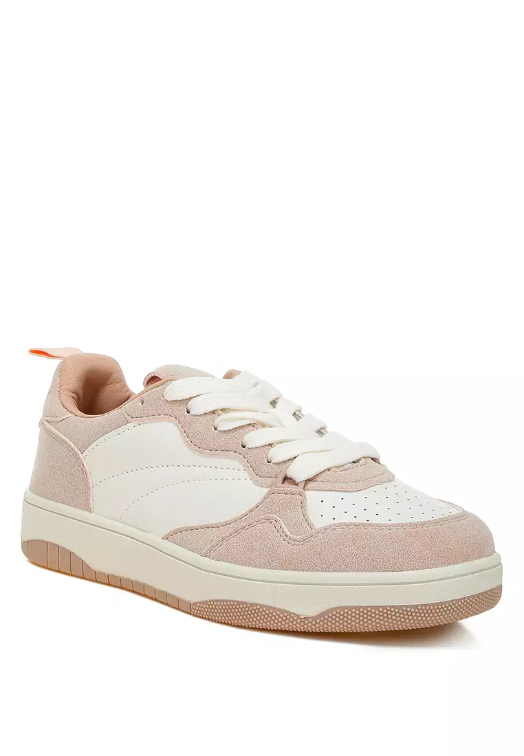 白色和粉紅色人造皮革休閒運動鞋