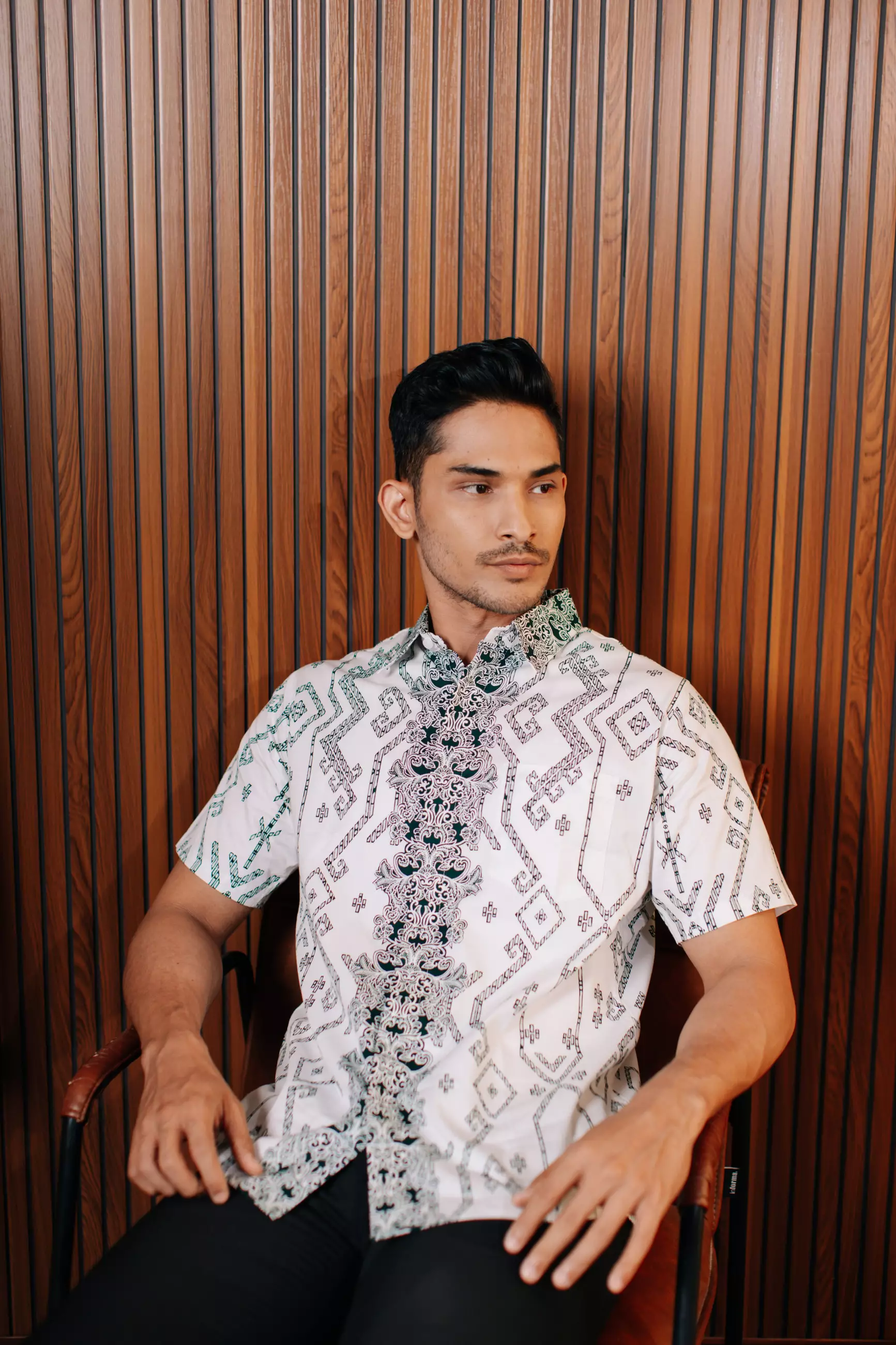 Adyatma Renjana Green White Putih Kemeja Batik Slim Fit Pria Lengan Pendek Katun
