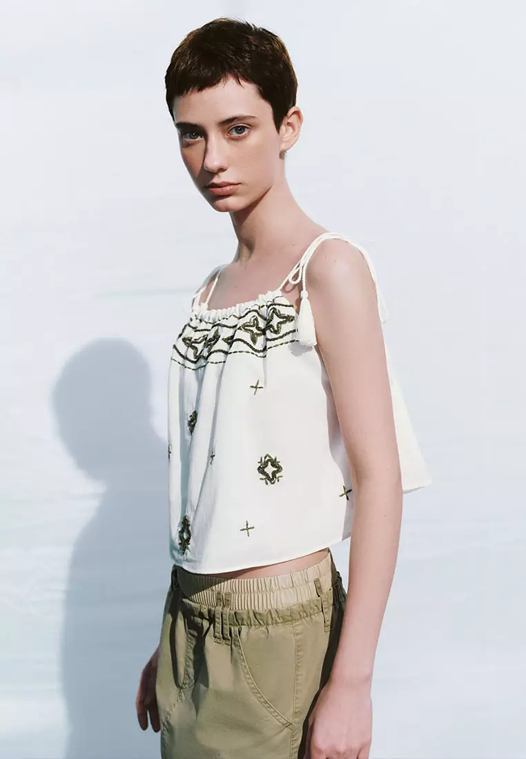 UR夏季新款女装休闲度假感系带流苏刺绣吊带衫UWL240060