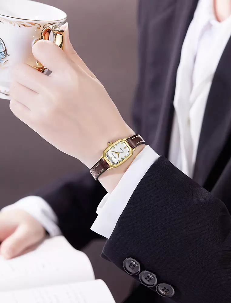 Jam Tangan Wanita Mode Tali Kulit Gaya retro Korea Berlian Jam Tangan Cewek coffee white
