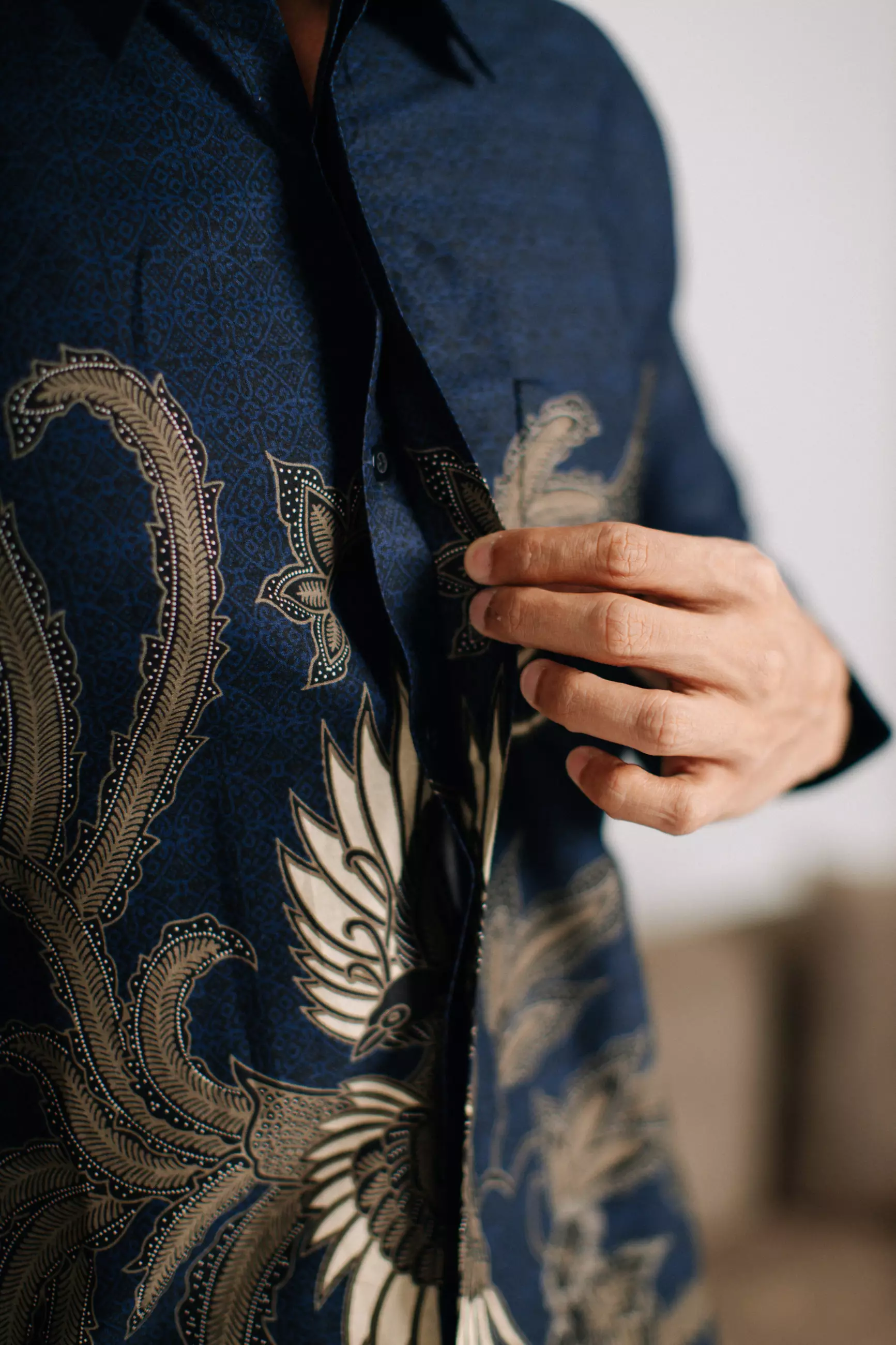 Adyatma Dewangga Navy Kemeja Batik Slim Fit Pria Lengan Panjang Katun
