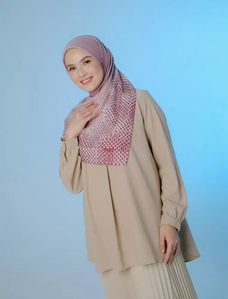 AUZORA Scarf Maroon - Kerudung Hijab Segiempat Motif With Pouch Ziplock - Bahan Poly Fine - Ukuran 110x110