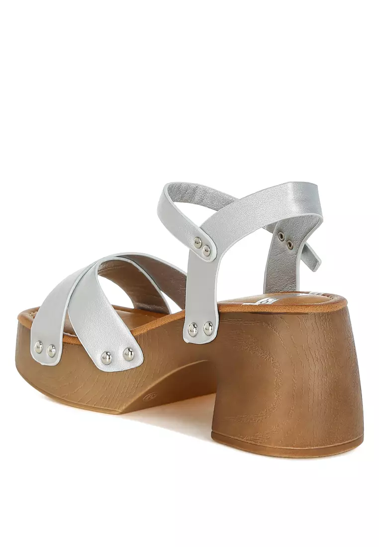 Sandal Bakiak Kulit Imitasi Metalik Warna Perak