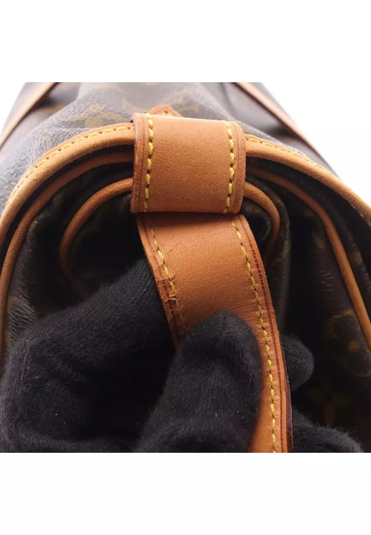 Pre-Loved Louis Vuitton Saumur 35 monogram Shoulder bag PVC leather Brown