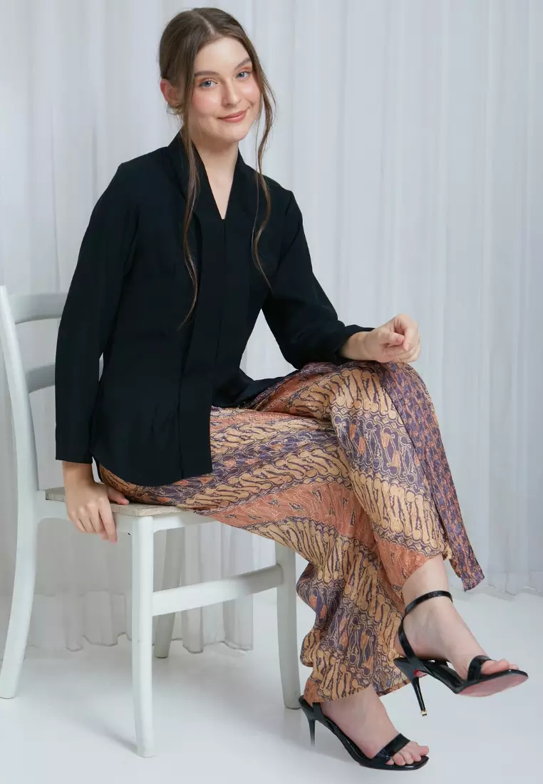 Nayara Atasan Kebaya Kutubaru Kamel Hitam
