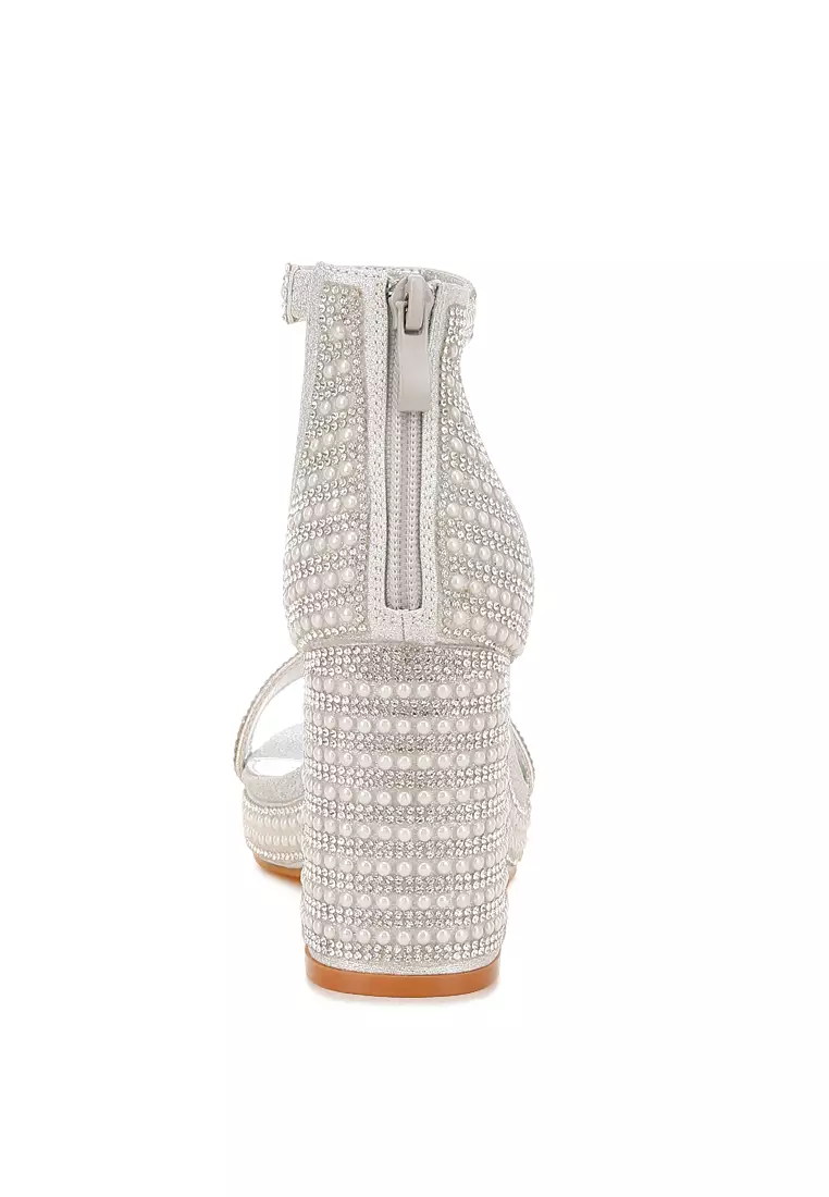 Sandal Berlian Imitasi Dan Hiasan Mutiara dalam Warna Perak