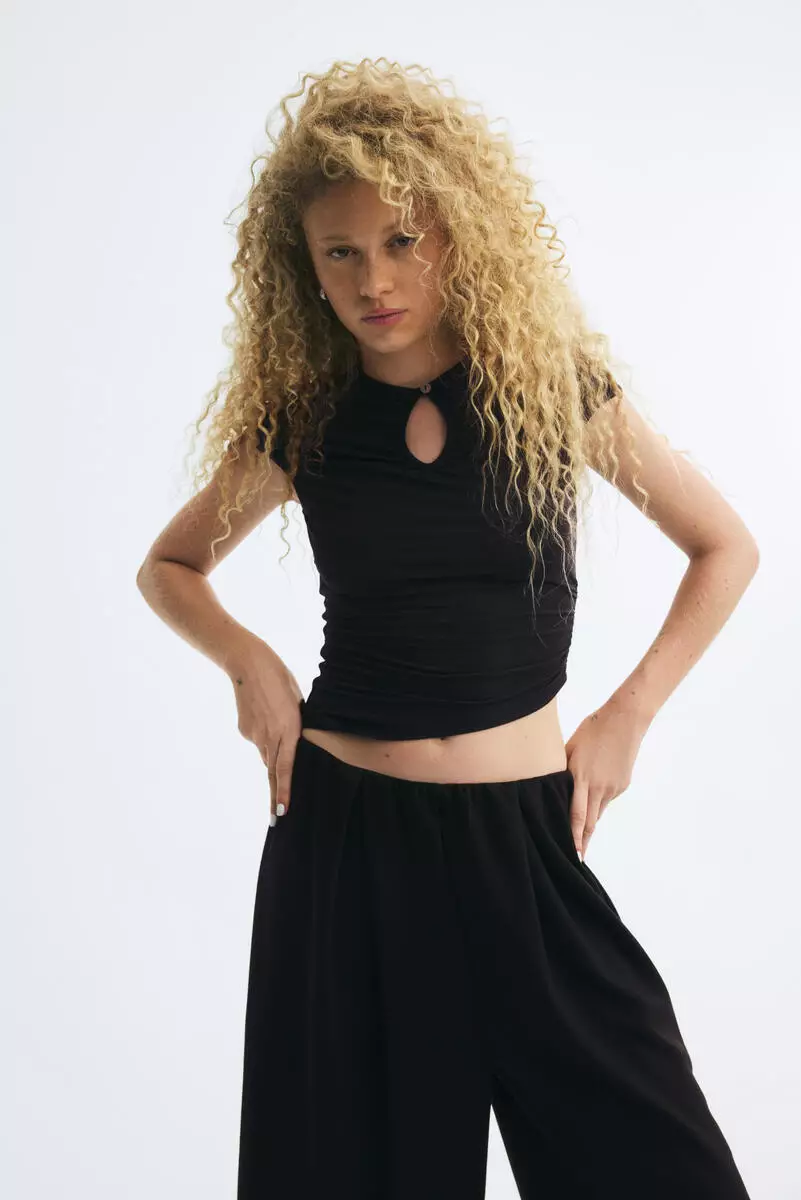 Asymmetric keyhole top