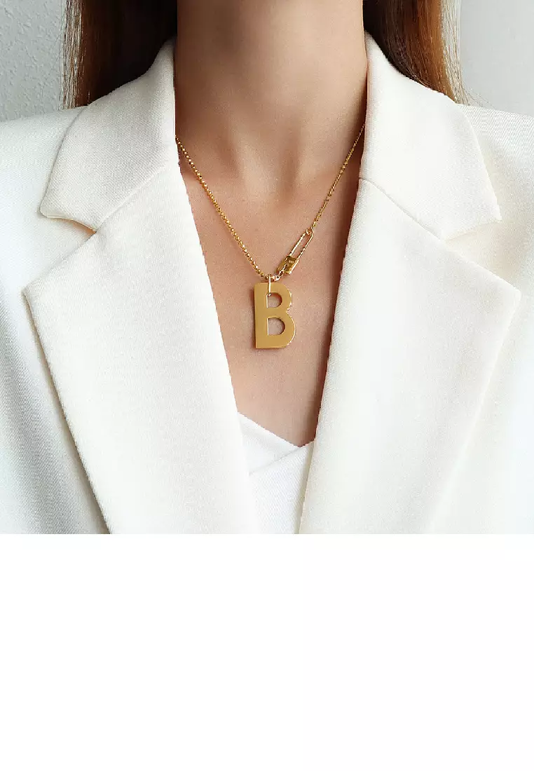 Gold chain with new arrivals b pendant