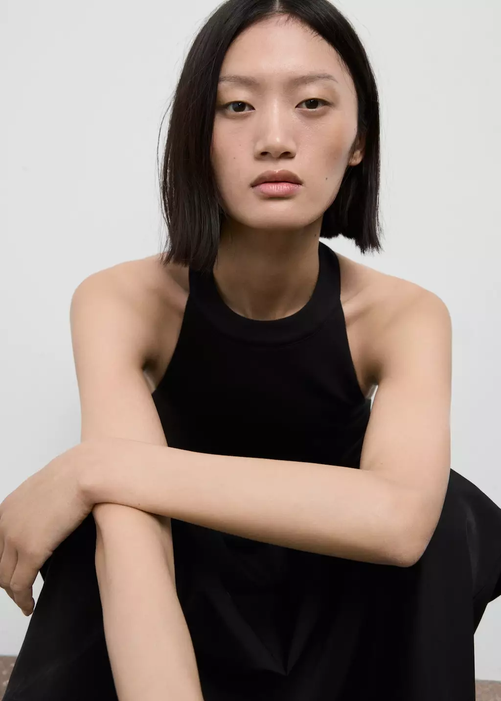 Atasan halter dengan low-cut back