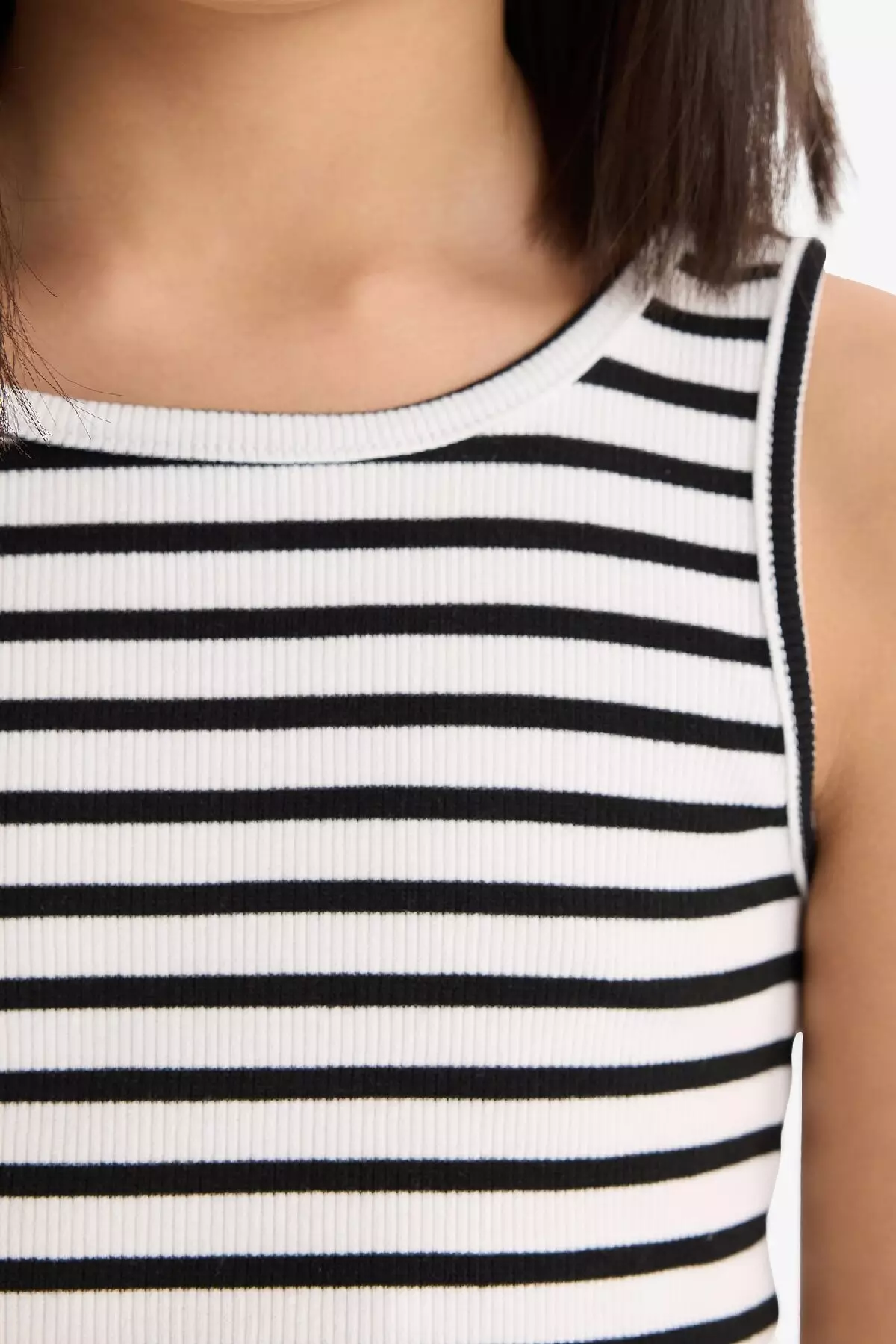 Girl's Crew Neck Striped Undershirt Z7814A625Hs