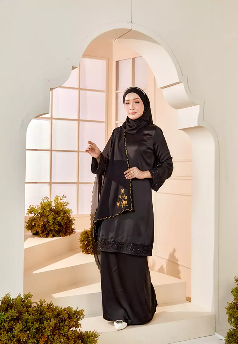 MAHARANI Lace Sequin Baju Kurung Pahang Kipas Belakang in Black